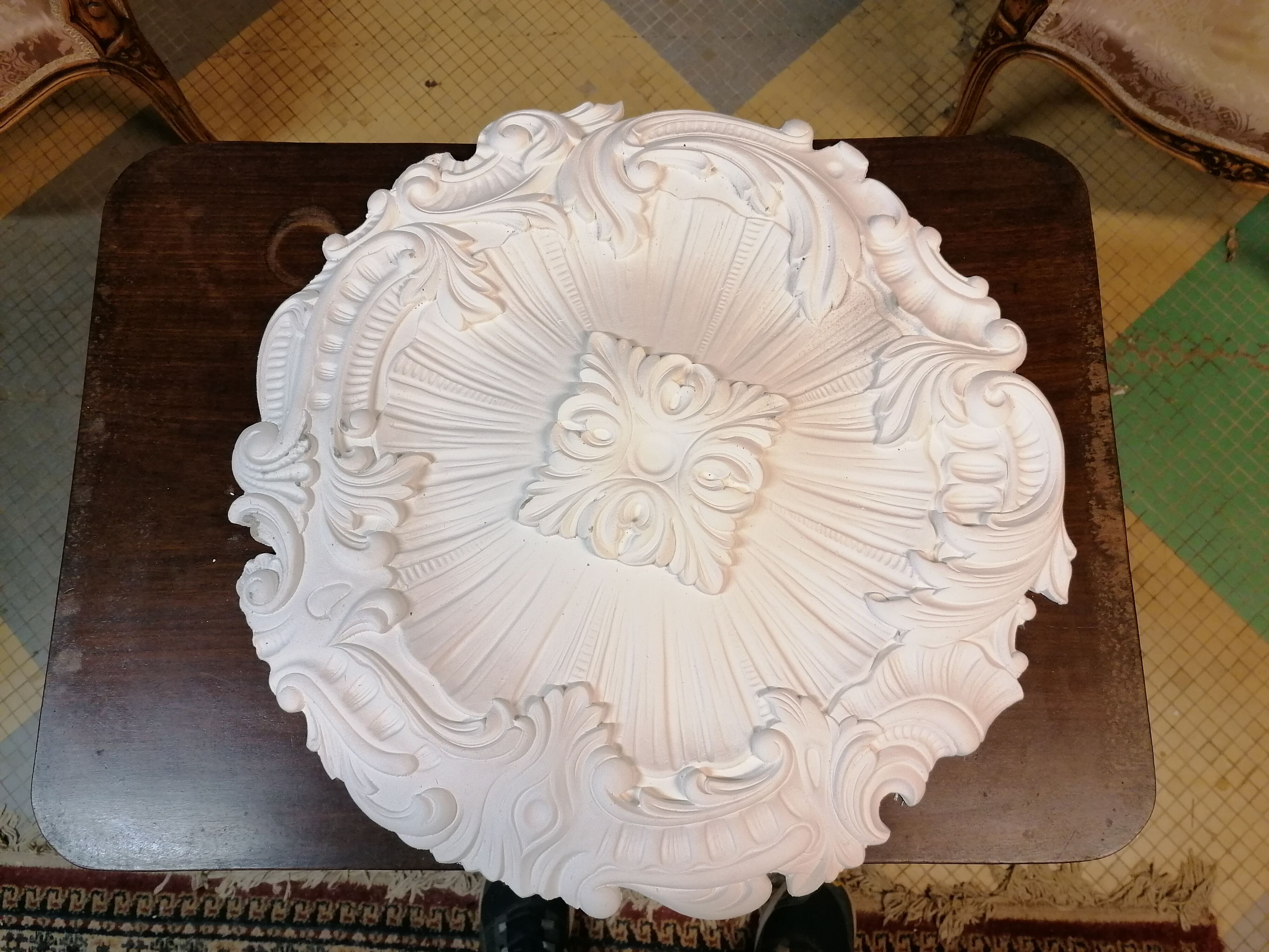 Rosace de plafond en staff