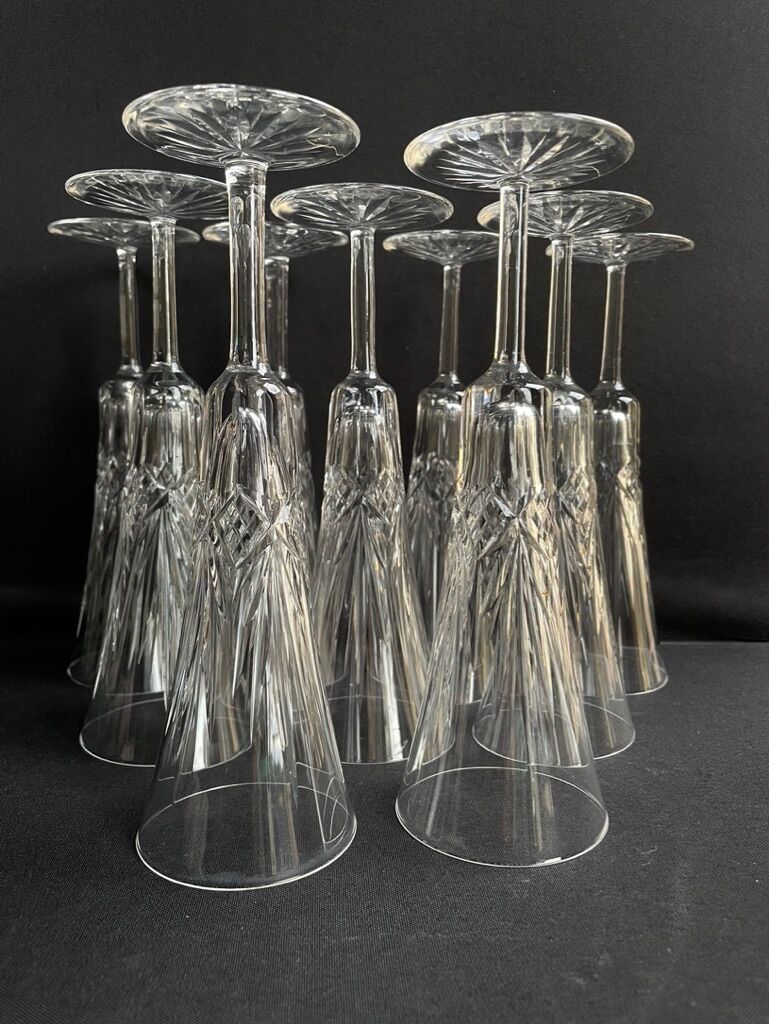 9 champagne flutes – Blown and cut crystal