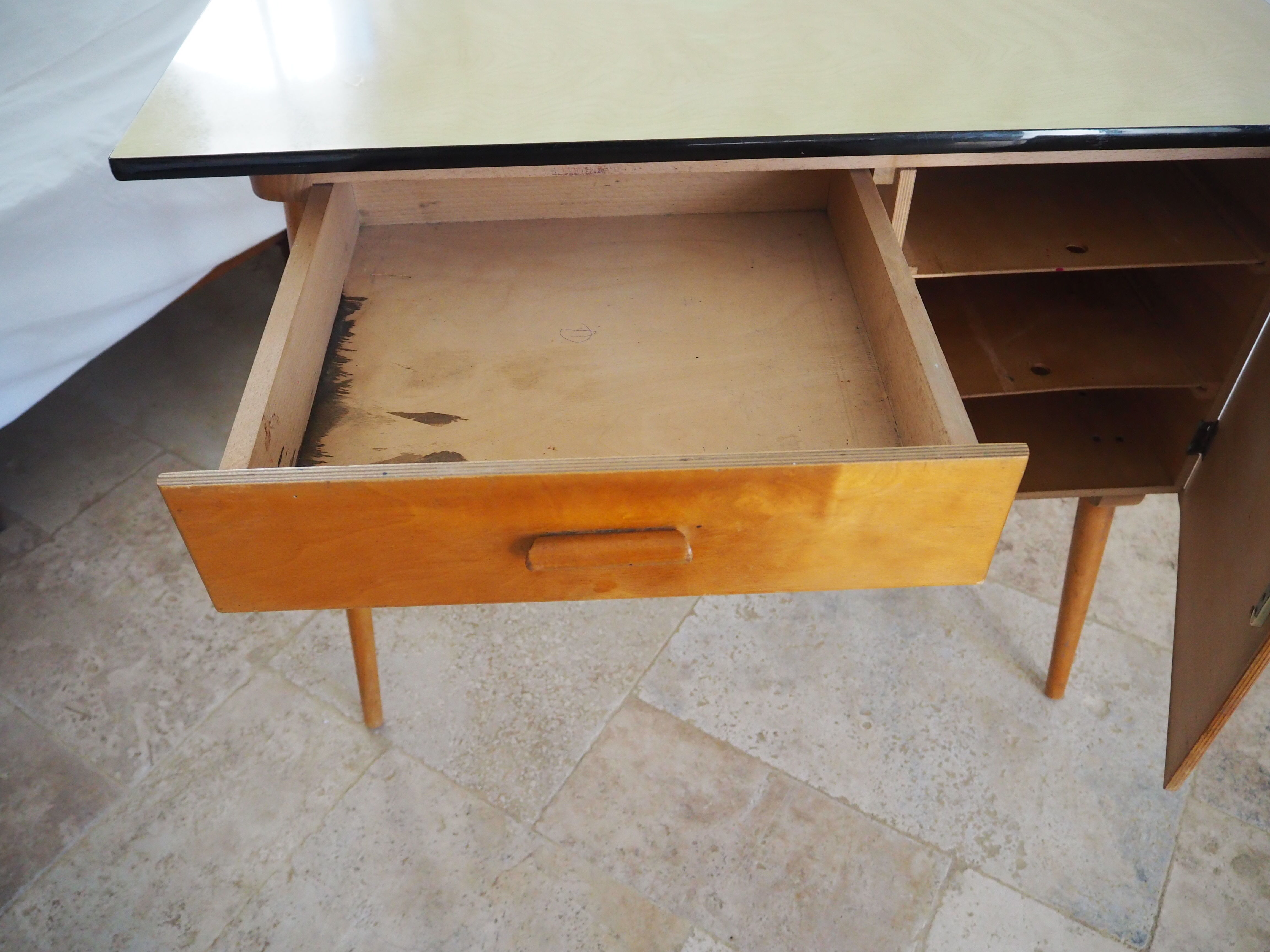 Bureau en bois plateau formica des années 60