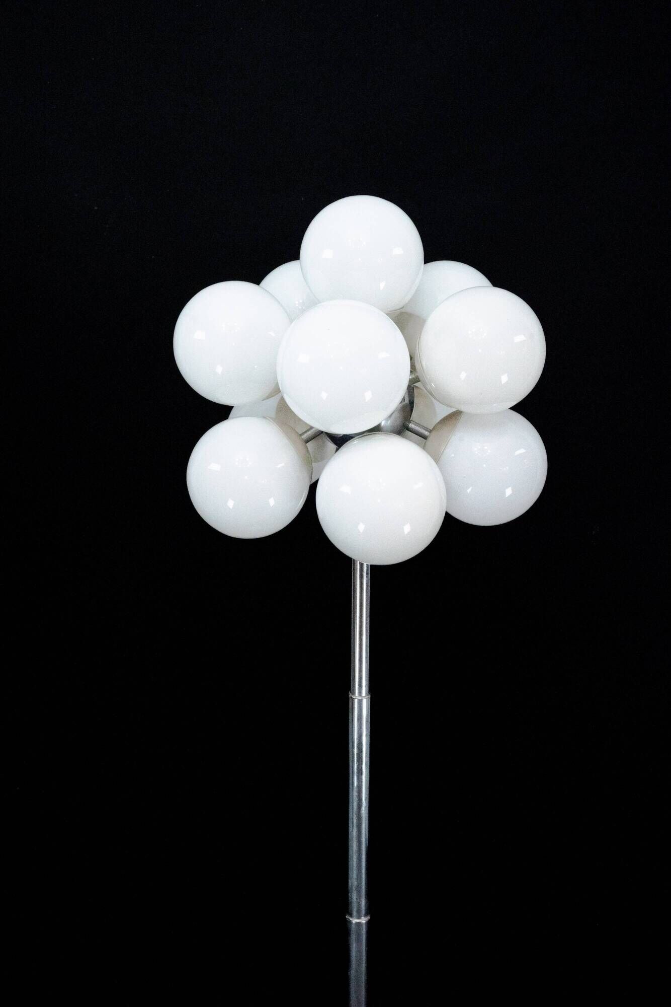 Vintage Italian space age floor lamp by Reggiani, dating from the 1960s.