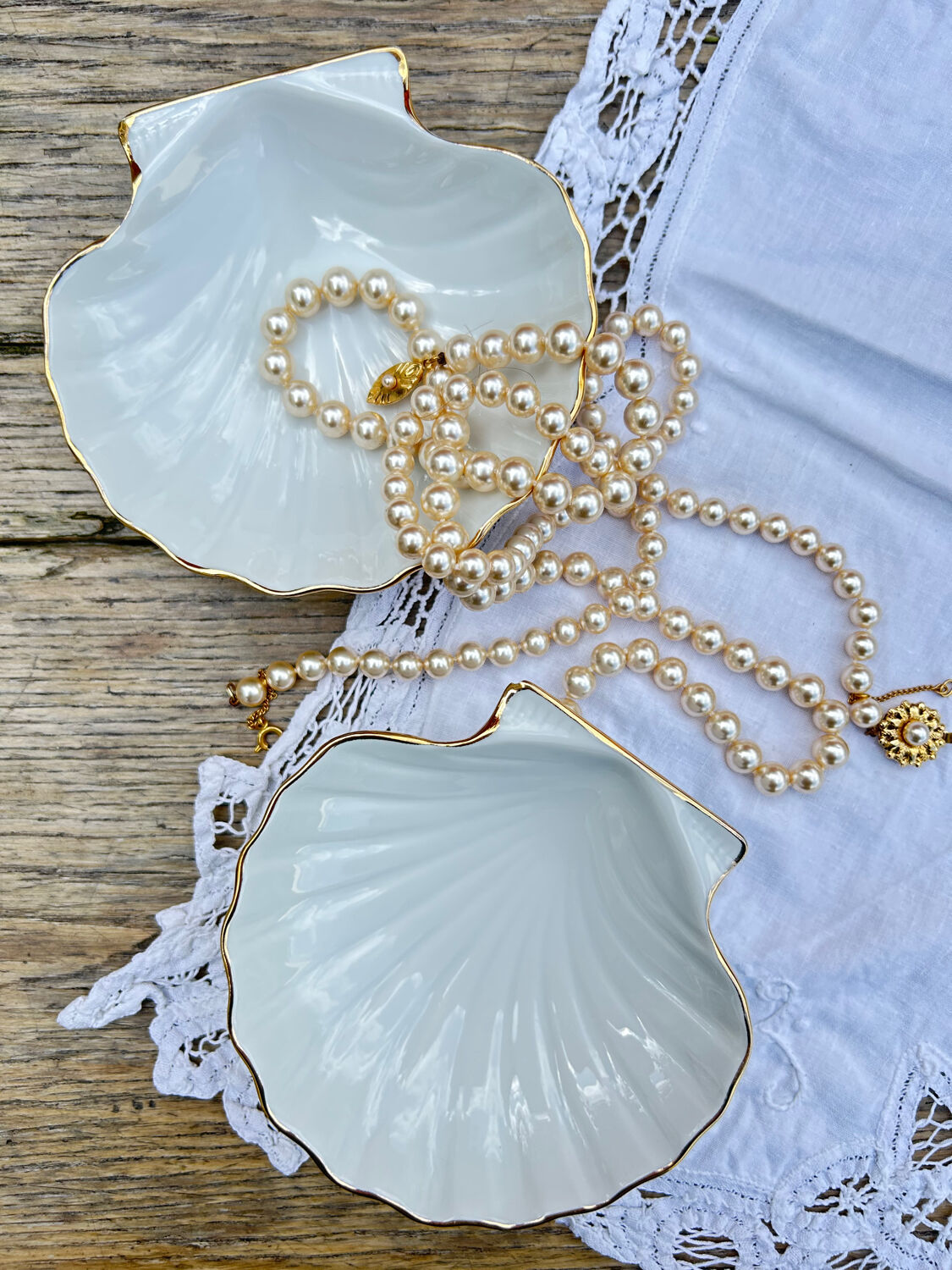 Lot 2 porcelain shells Hôtel de Crillon