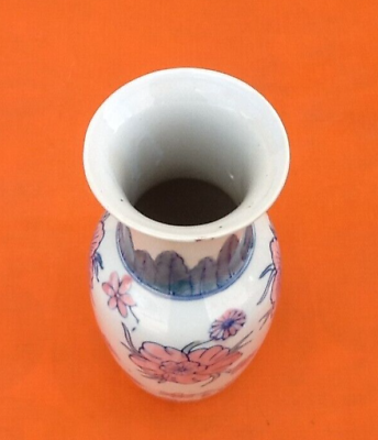 Baluster vase Asian polychrome porcelain with floral decoration of Lotus flowers