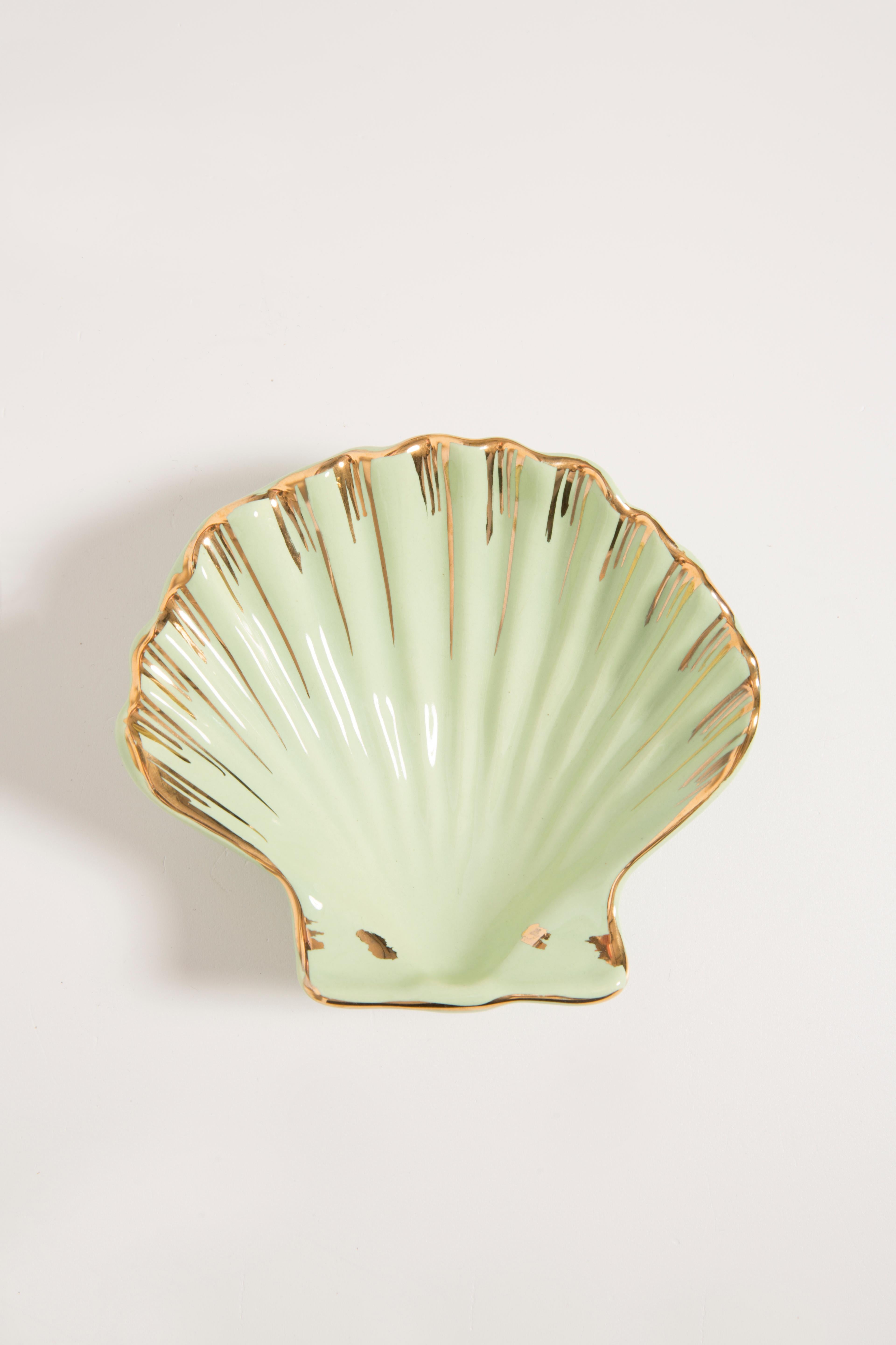 Vintage decorative plate in wood and ceramic with green shells, France, 1960s.
