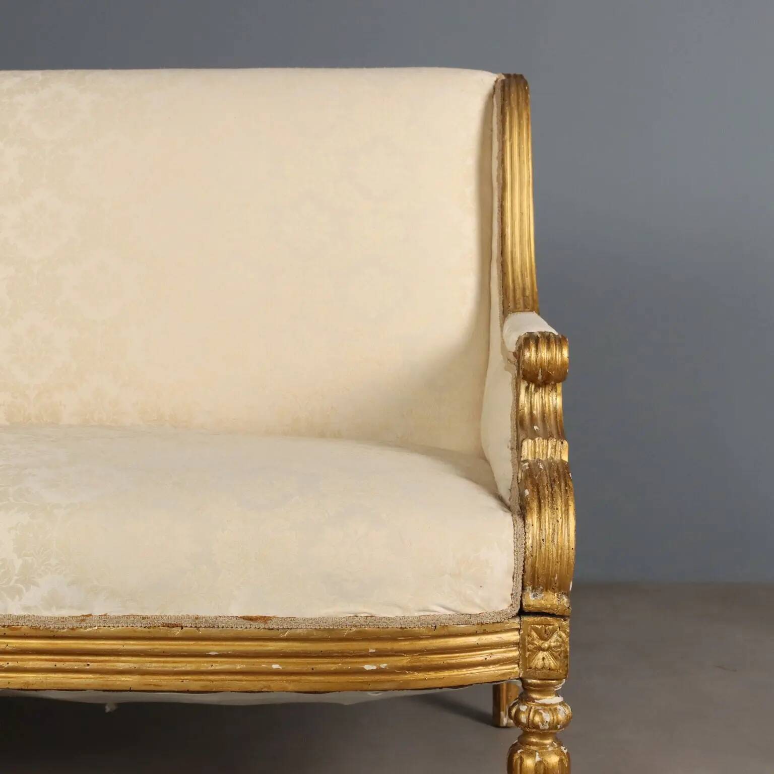 Antique neoclassical canapé in carved wood, Italy, 19th century.