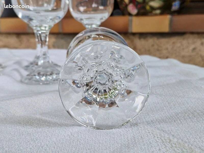 Vintage 10 large crystal glasses - Engraved logo - Cut stem - Very heavy