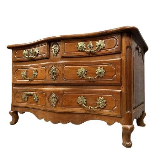 Curved Louis XV period chest of drawers in walnut and gilded bronze from the 18th century