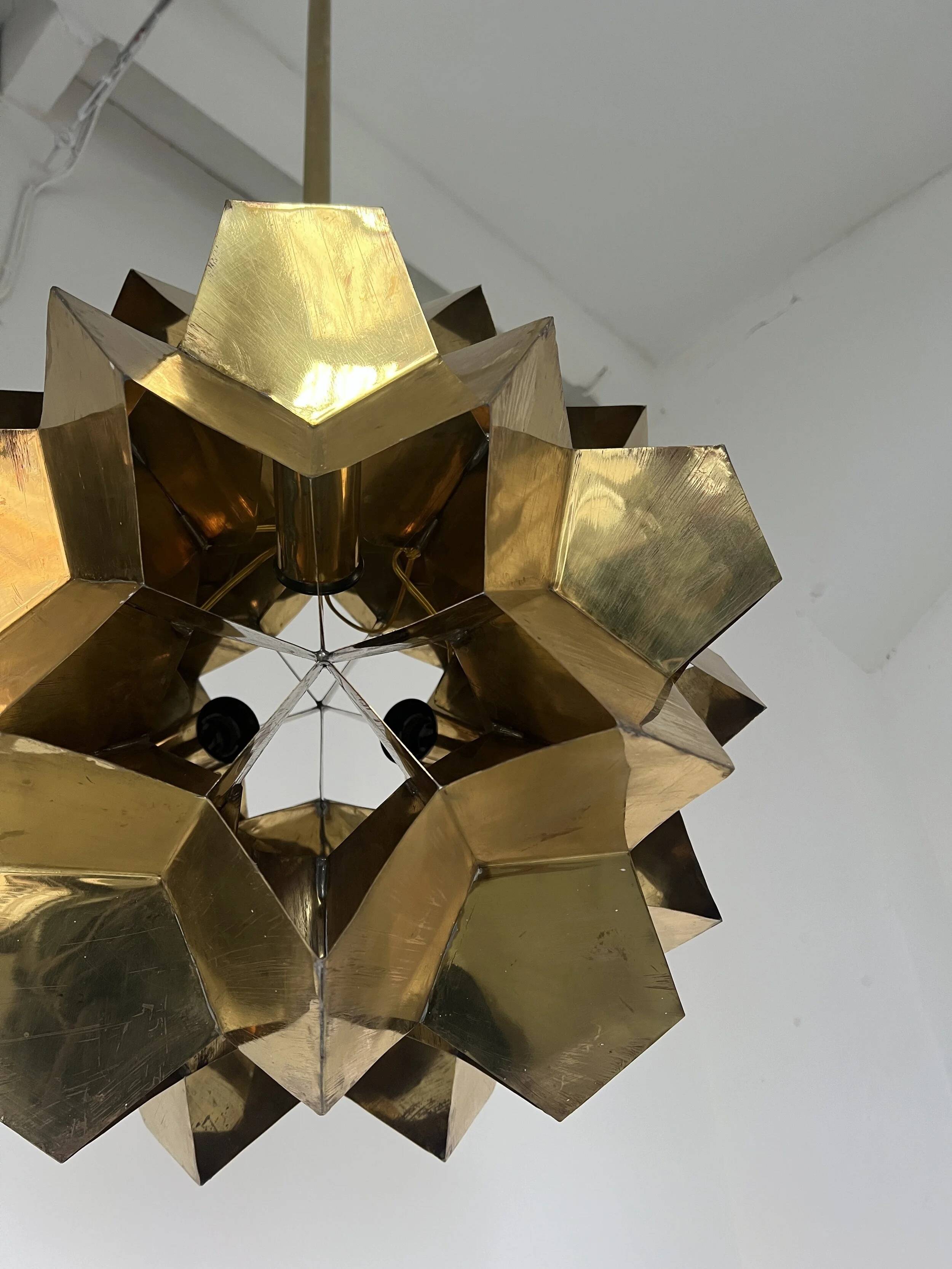 Lustre origami brutaliste en laiton, Lettonie années 1970