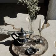 Théière en métal argenté, anse noire
