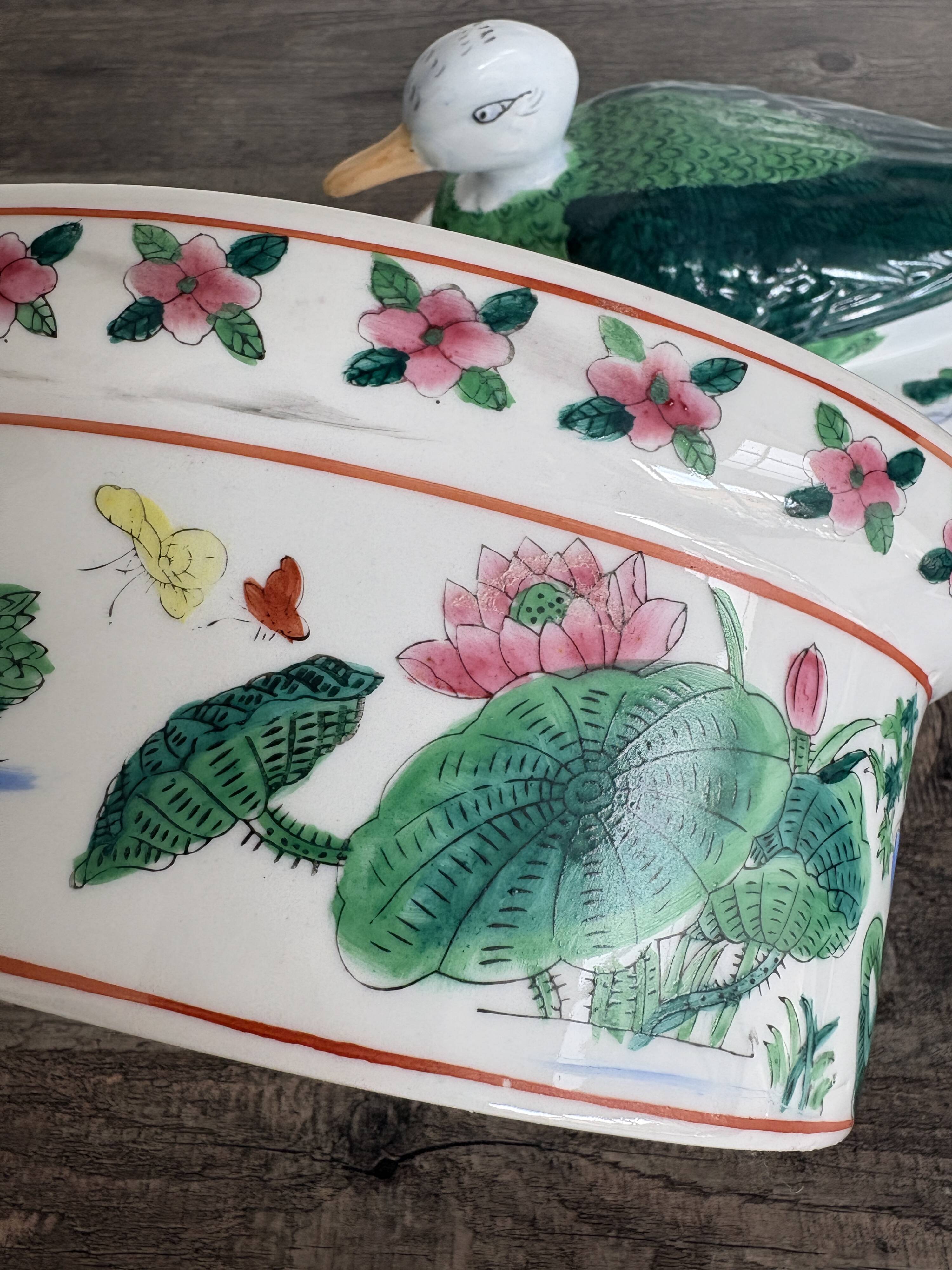 Large covered duck-shaped porcelain pot in China
