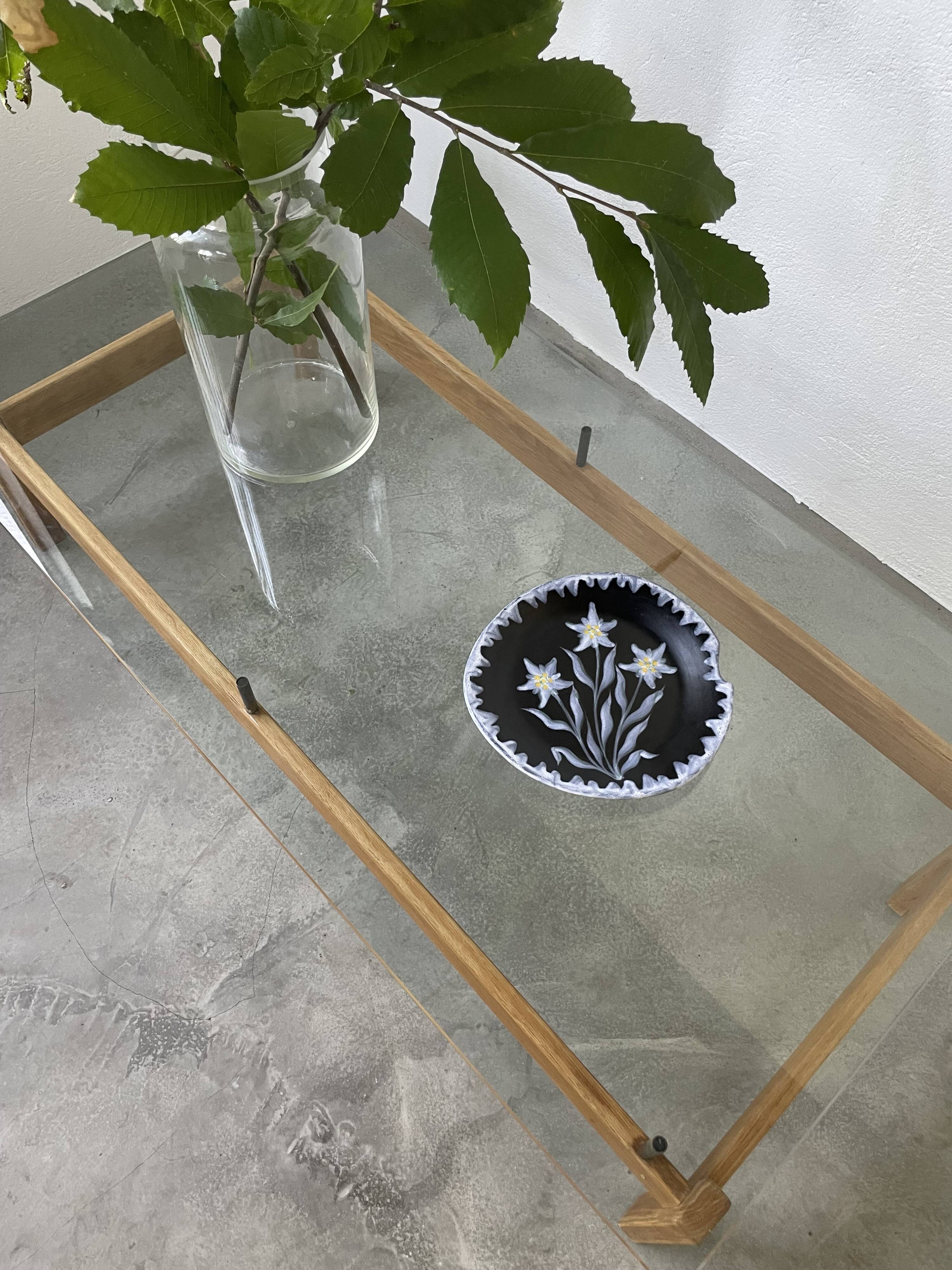 Assiette noire céramique années 60