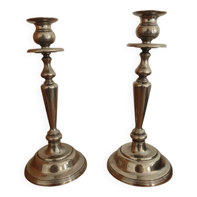 Paire de bougeoirs anciens en métal argenté