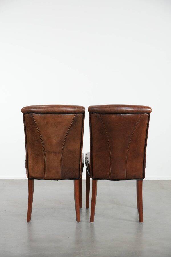 Ensemble confortable de 2 chaises de salle à manger en cuir de mouton avec du caractère.