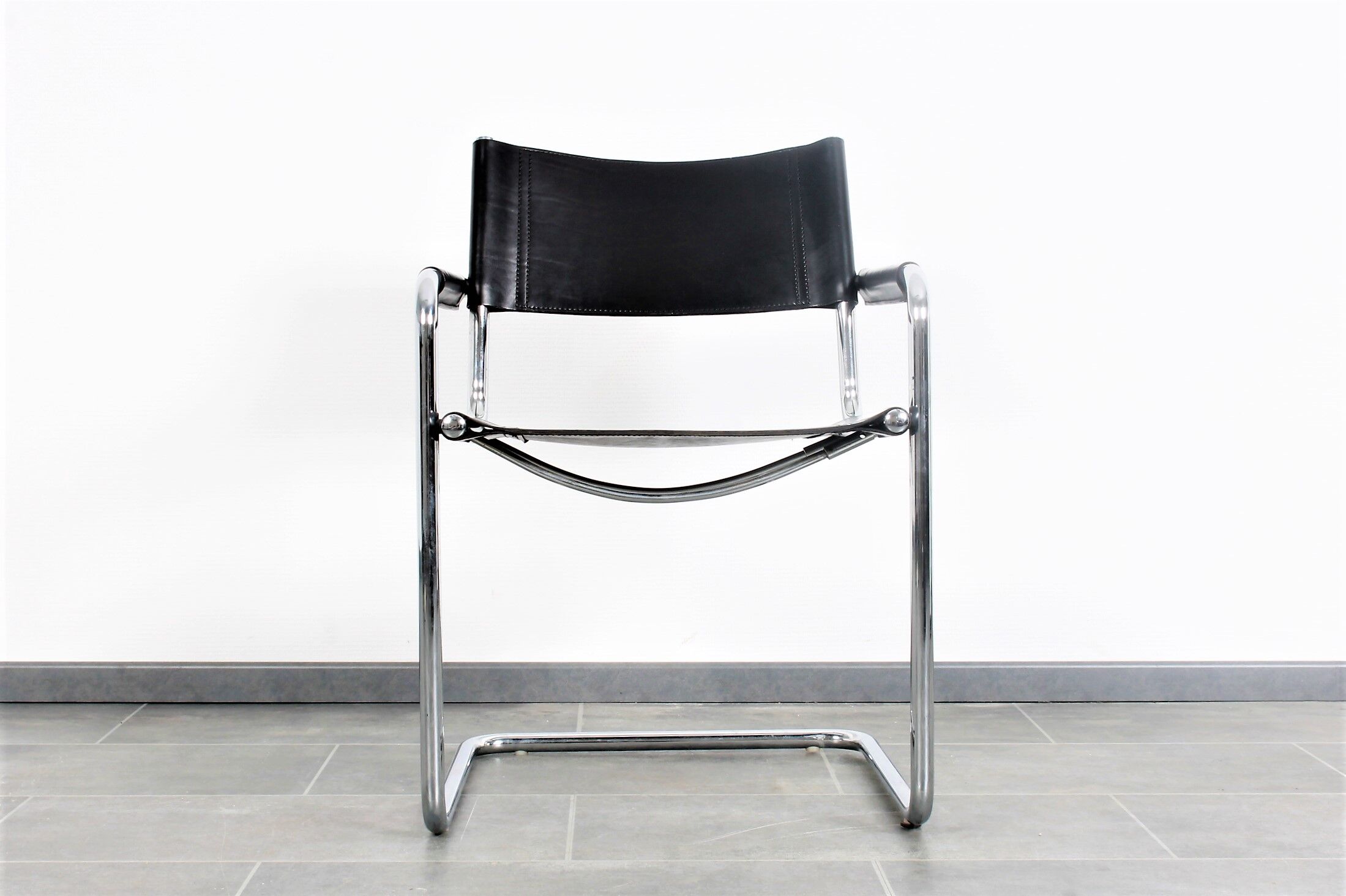 Chaise cantilever. de Matteo Grassi