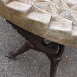 Table ouvragé en tek et pietement tripode