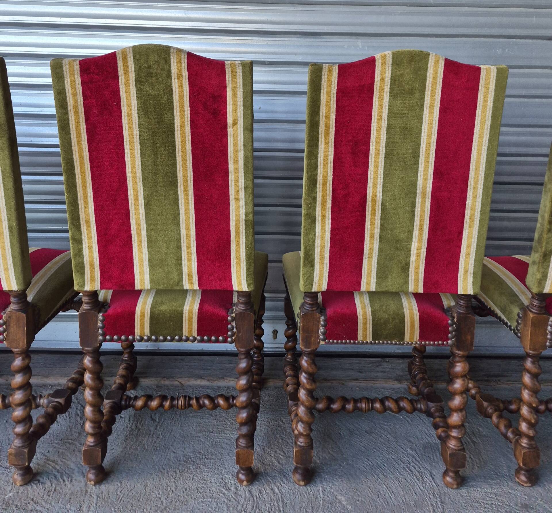 Set of 6 Louis XIII style chairs in turned wood and velvet.