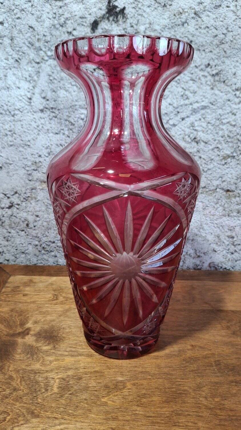 Bohème large crystal vase with red overlay, wheel-cut, Belle Époque.