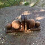 Paire de serre livres boules, en bois et metal, cisèles, vintage