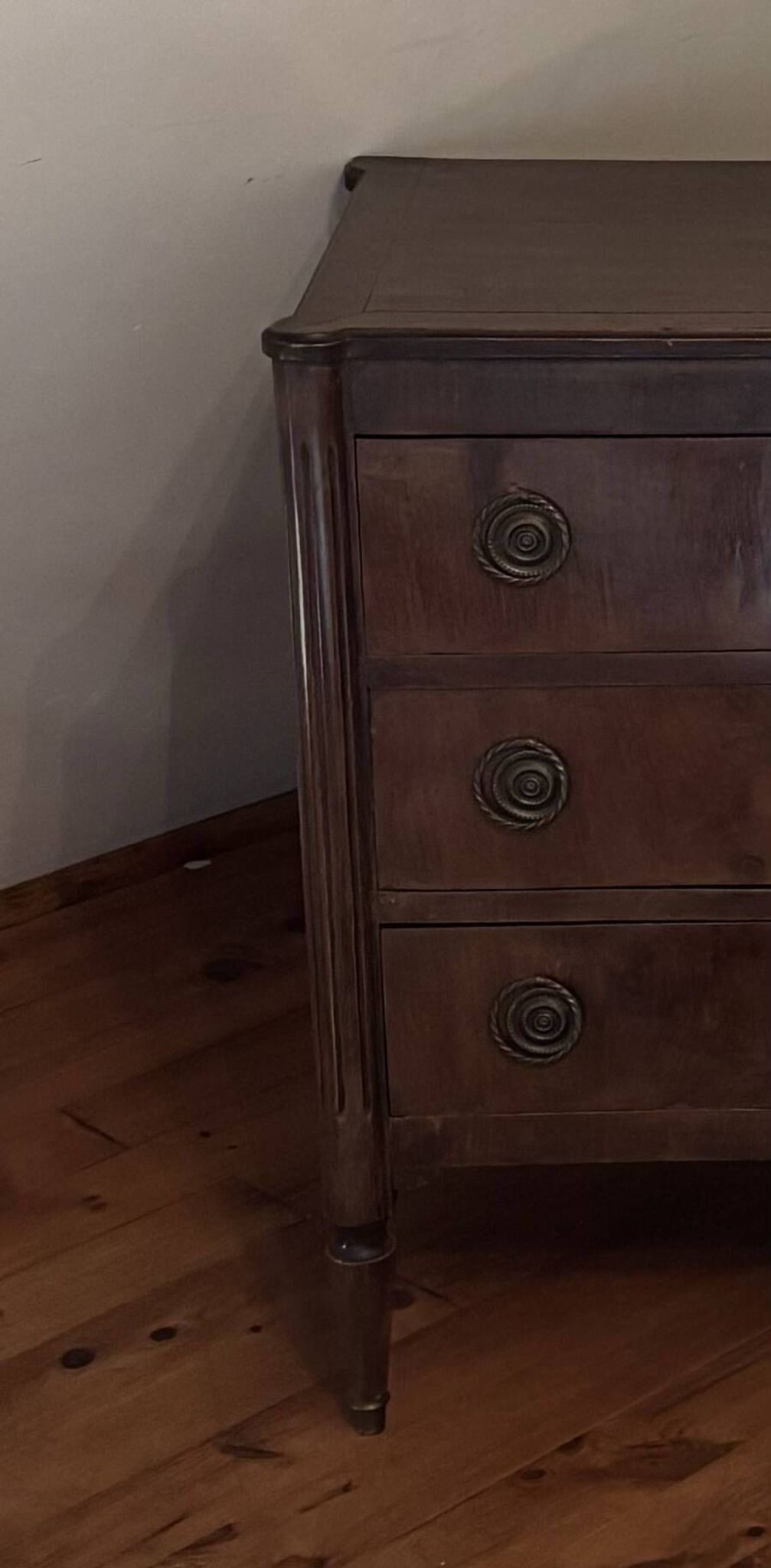 Antique commode with 3 drawers in Empire/Restoration style, with bronze corded handles.