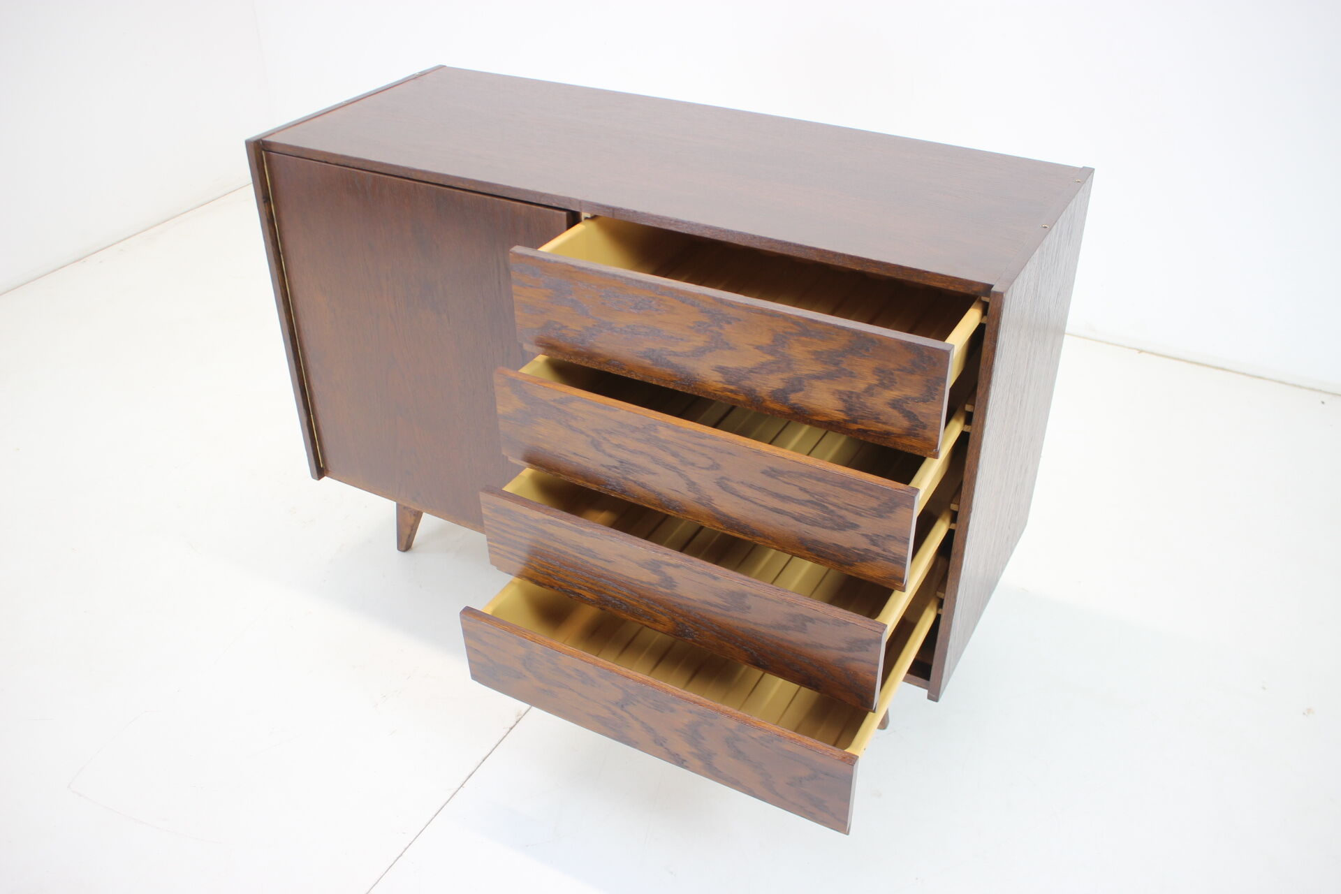 Buffet conçu par Jiří Jiroutek, années 1960