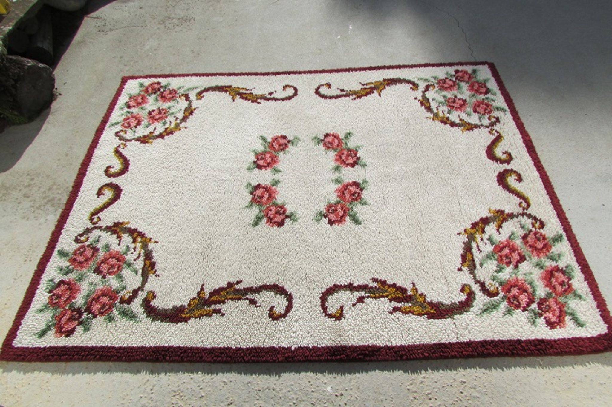 Tapis romantique blanc et bordeaux 190 x 150 cm