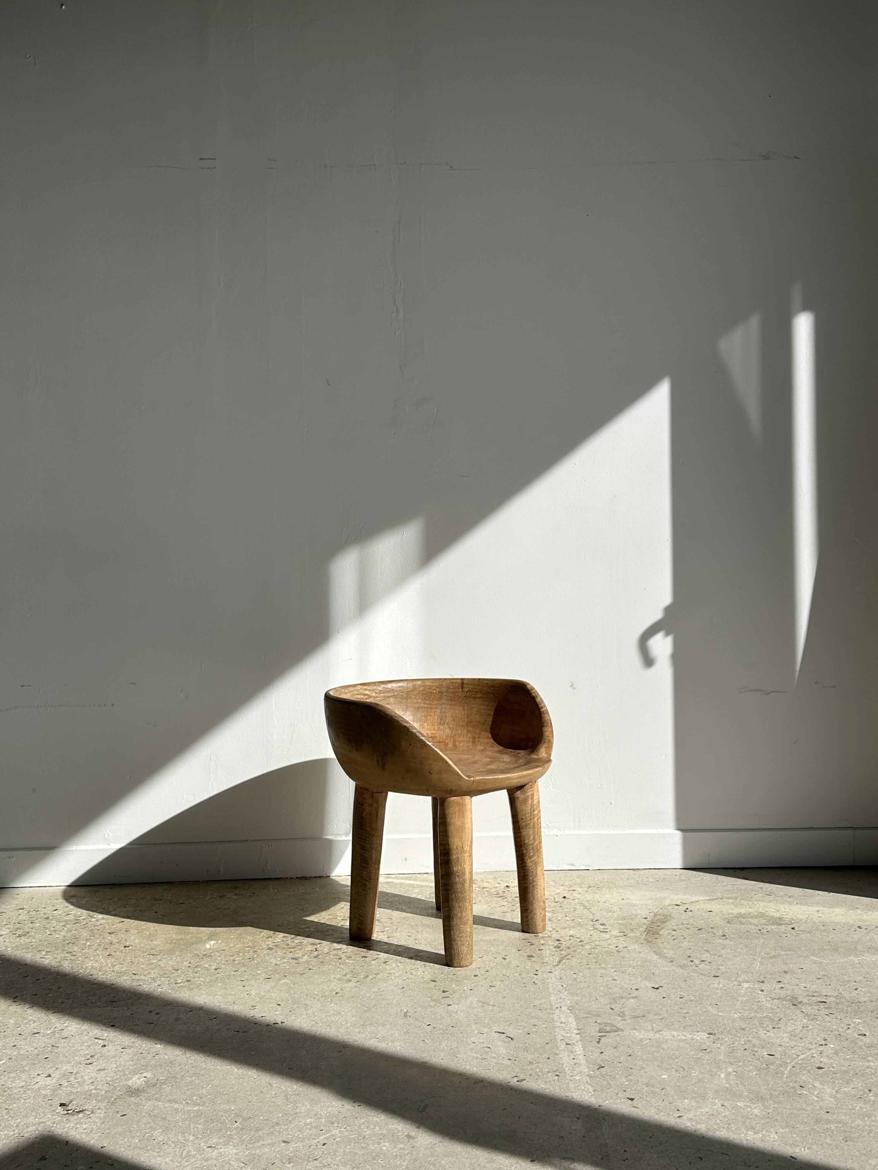 Quadripod chair with round seat and small back in natural monoxyl mango wood
