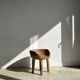 Chaise quadripode assise ronde à petit dossier en manguier naturel monoxyle