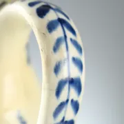 Cafetière ancienne en faïence blanche décorée, Europe XIX Century