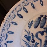 Ancienne assiette en faience émaillée / Décor floral bleu