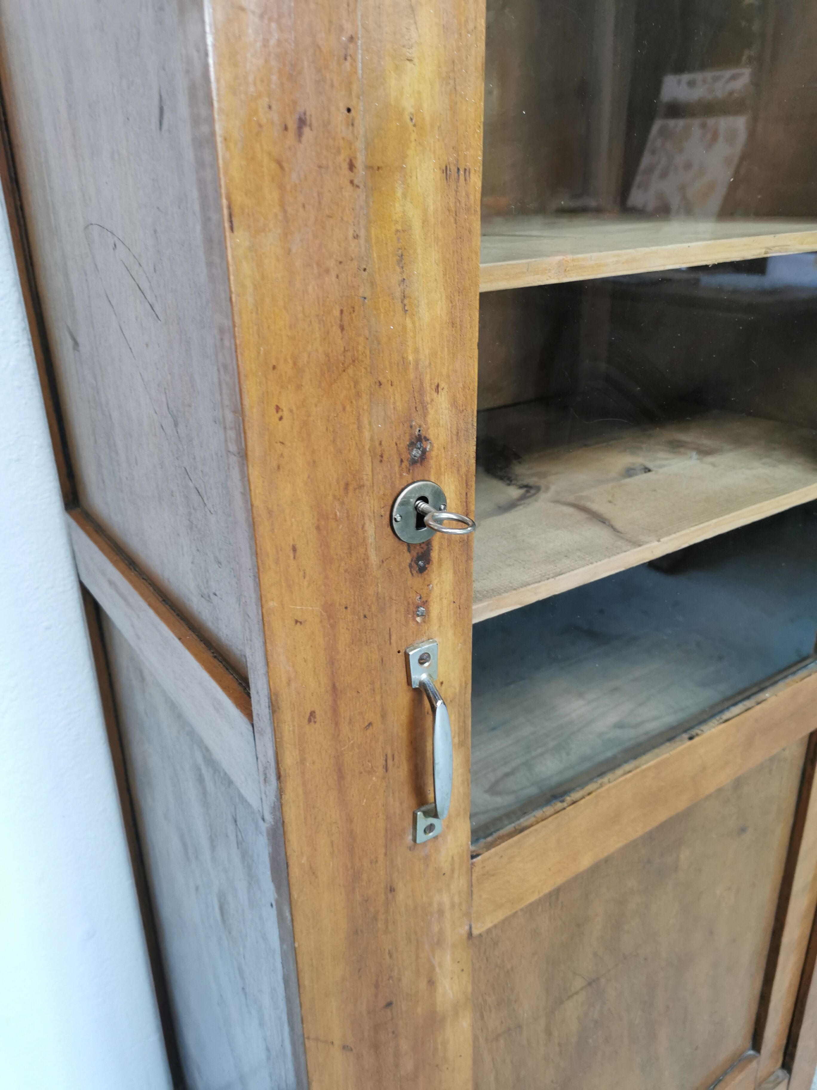 Armoire parisienne vitrée