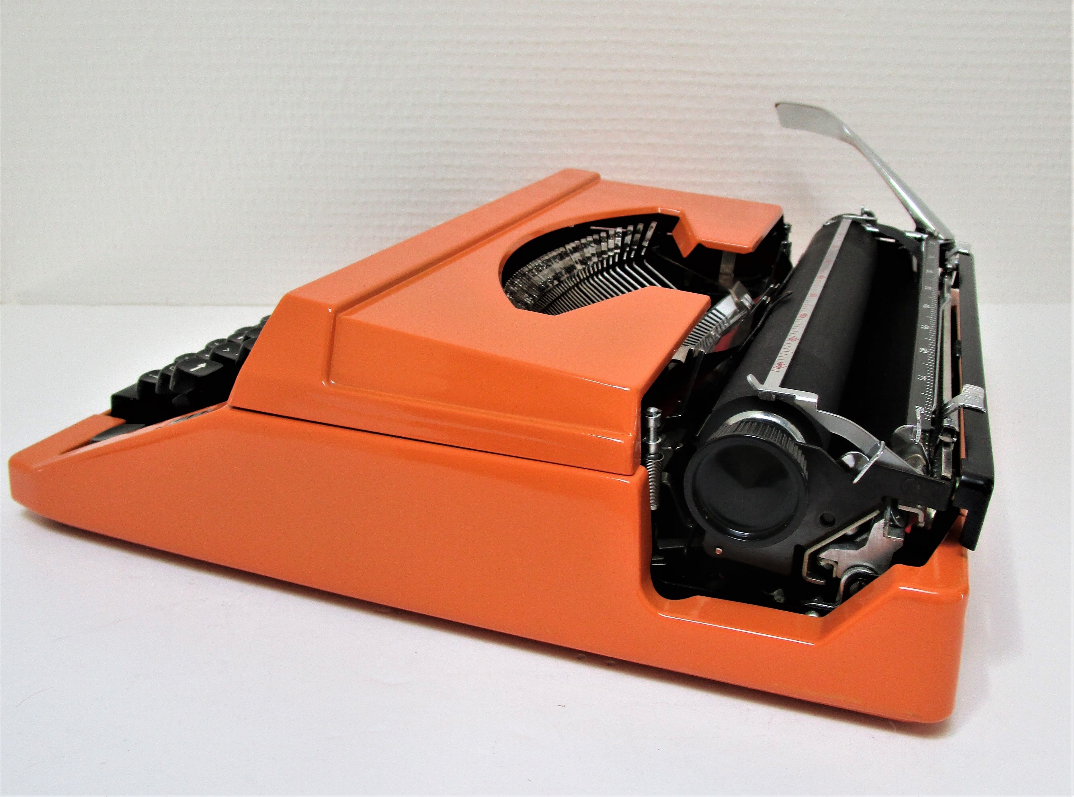 Silver Reed 200 orange metal typewriter made in Japan 70s