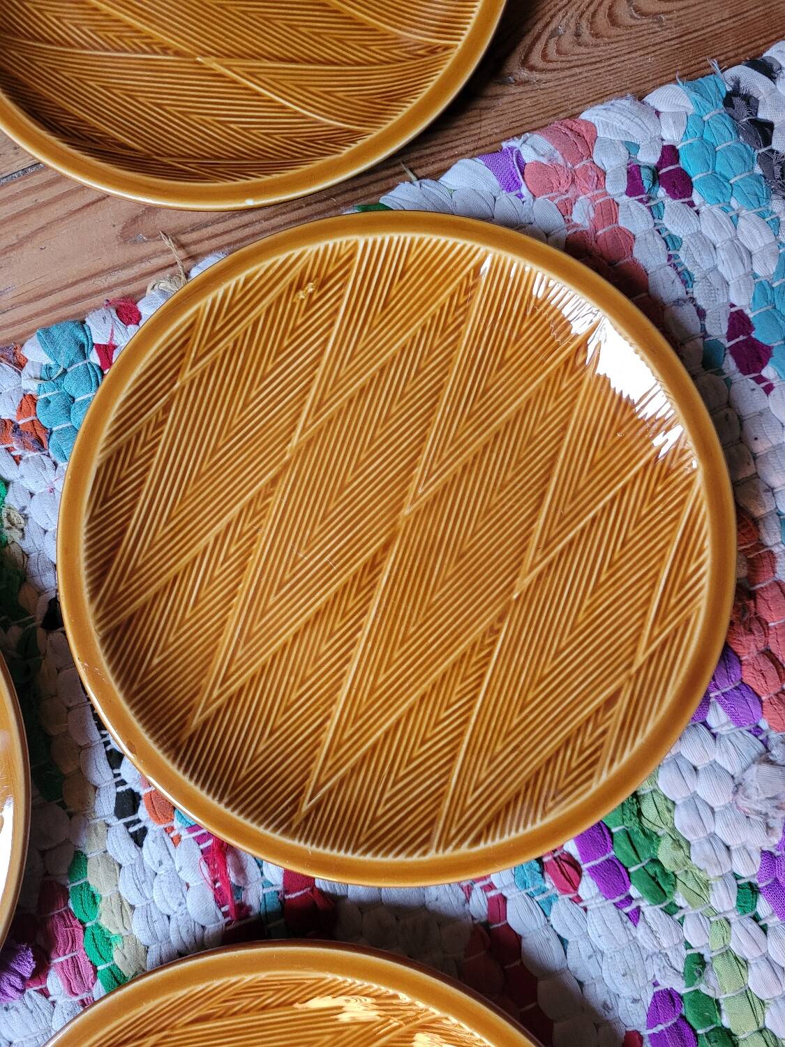 Lot No. 1 of 6 Salins barbotine dessert plates