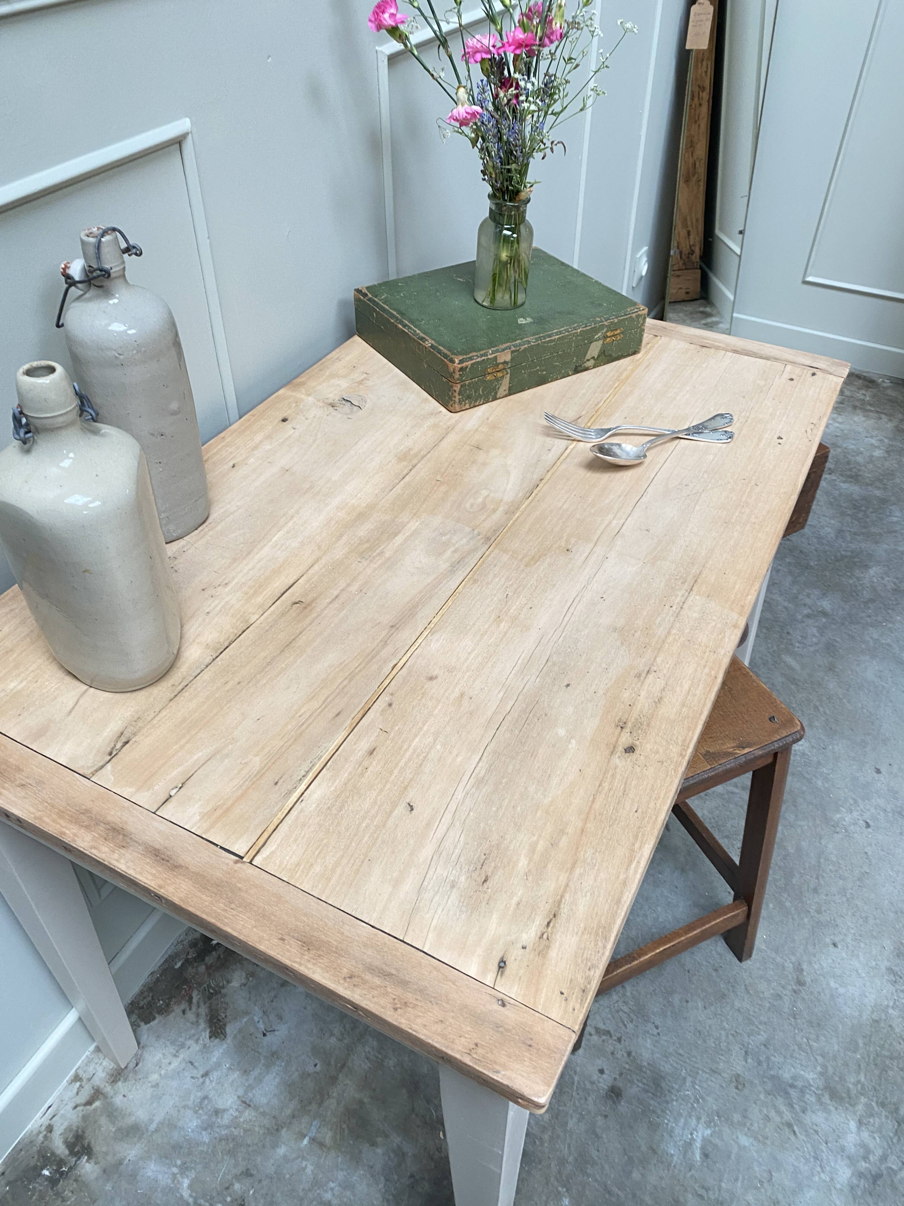 Petite table de ferme ou brureau