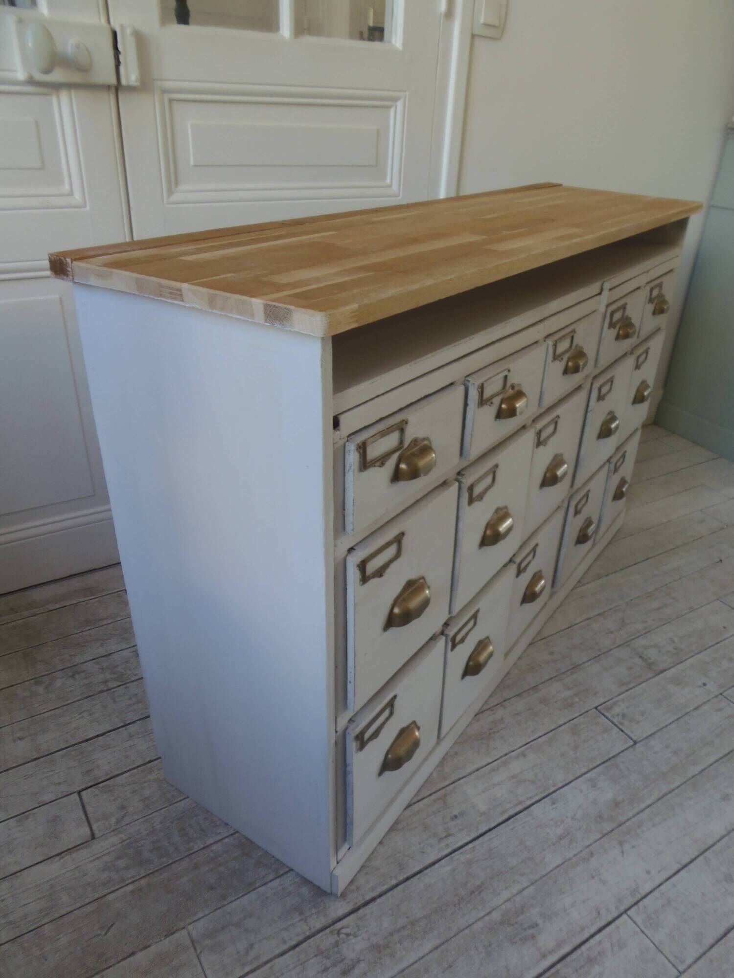 Meuble de métier vintage patiné gris perle, plateau bois.