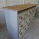 Meuble de métier vintage patiné gris perle, plateau bois.