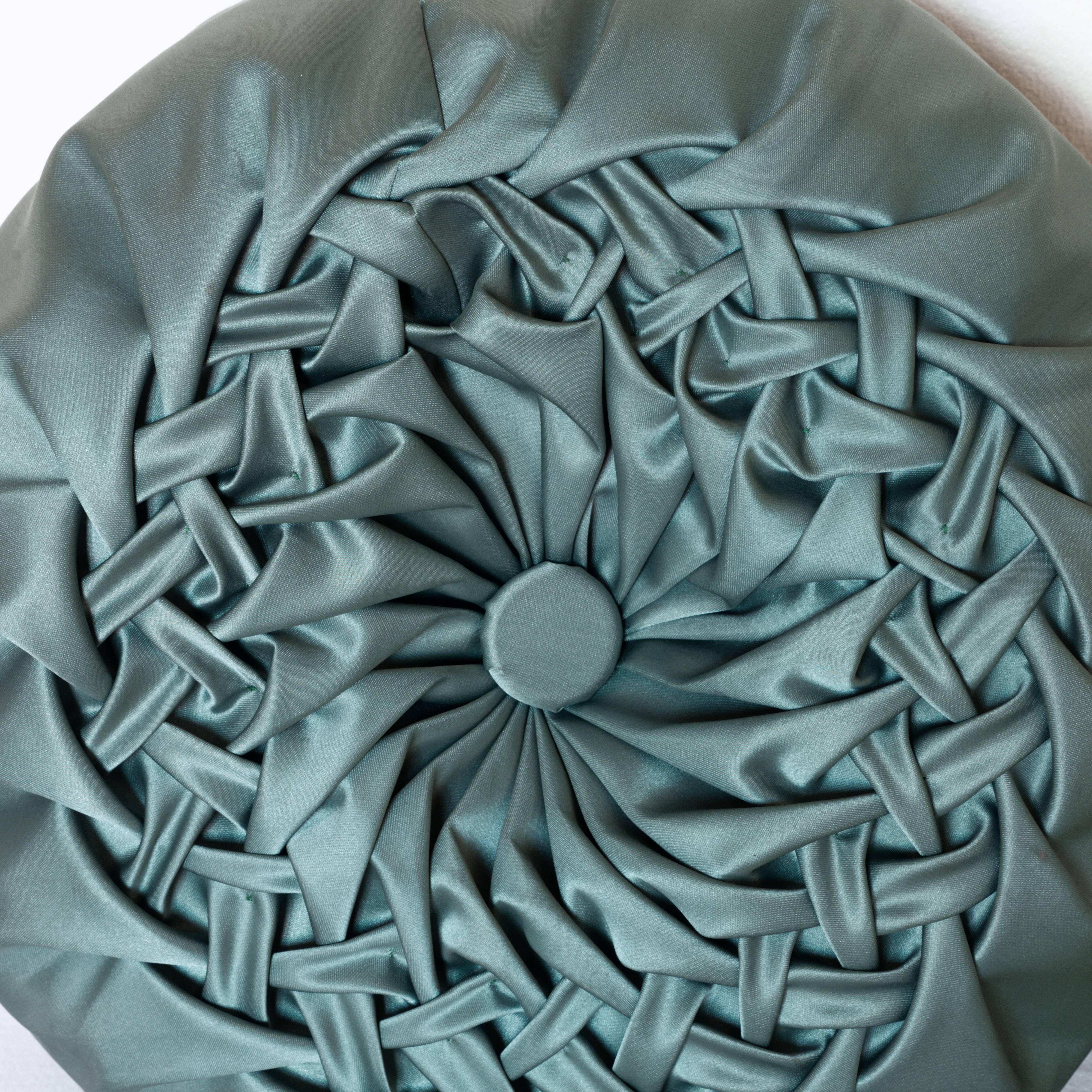 Round cushion in green pleated silk