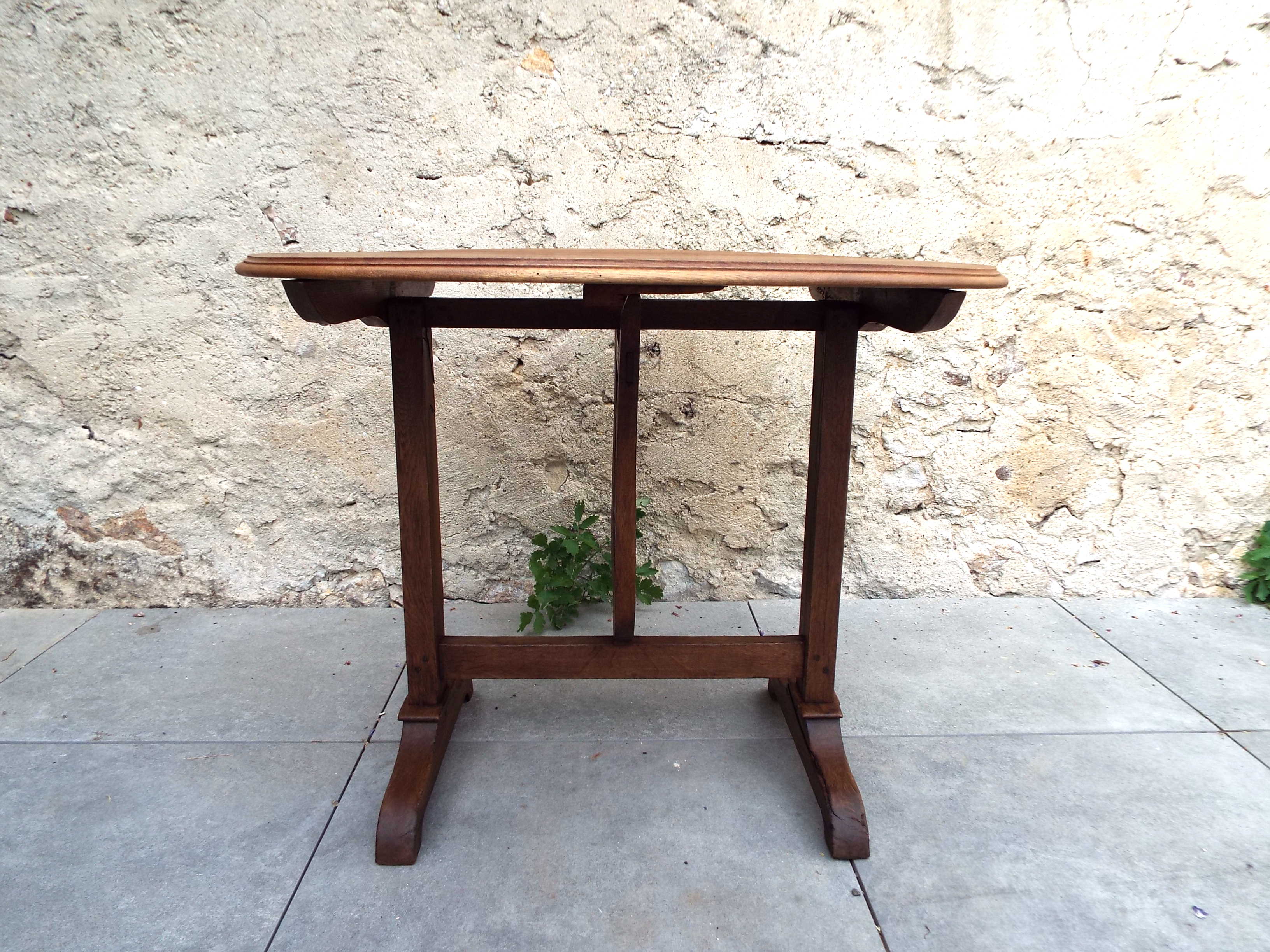 Folding round table winemaker