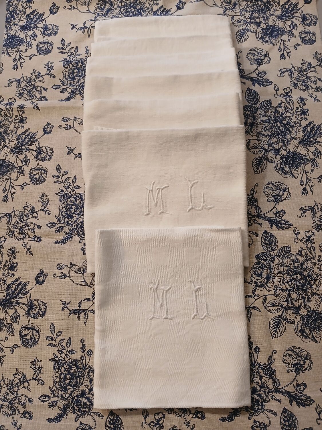 7 napkins with embroidered initials ML