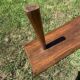 Banc tripode en chene brutaliste