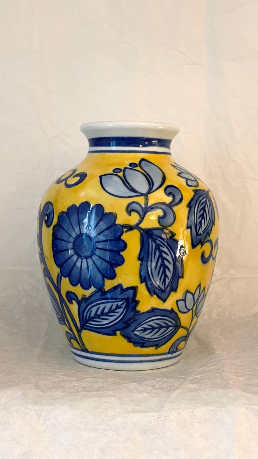 vase en porcelaine jaune à fleurs bleues