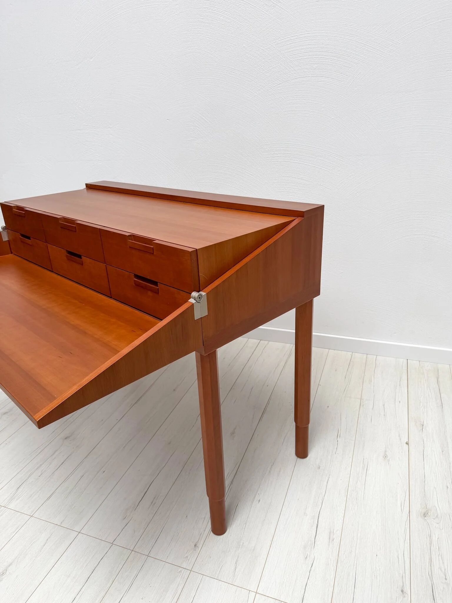 Bureau postmoderne par Antonio Citterio pour B&B Italia en bois de cerisier, années 1980