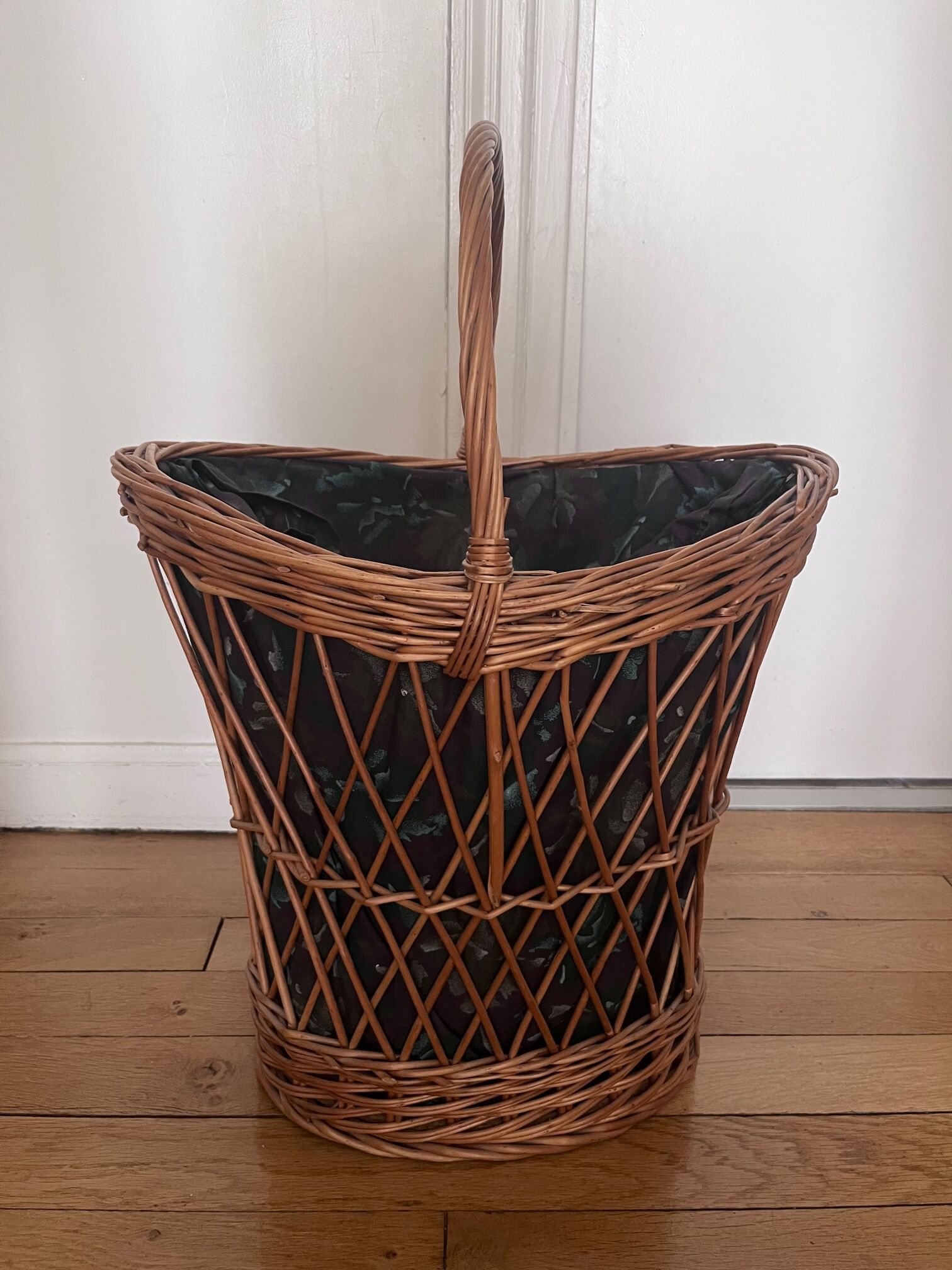 Wicker laundry basket