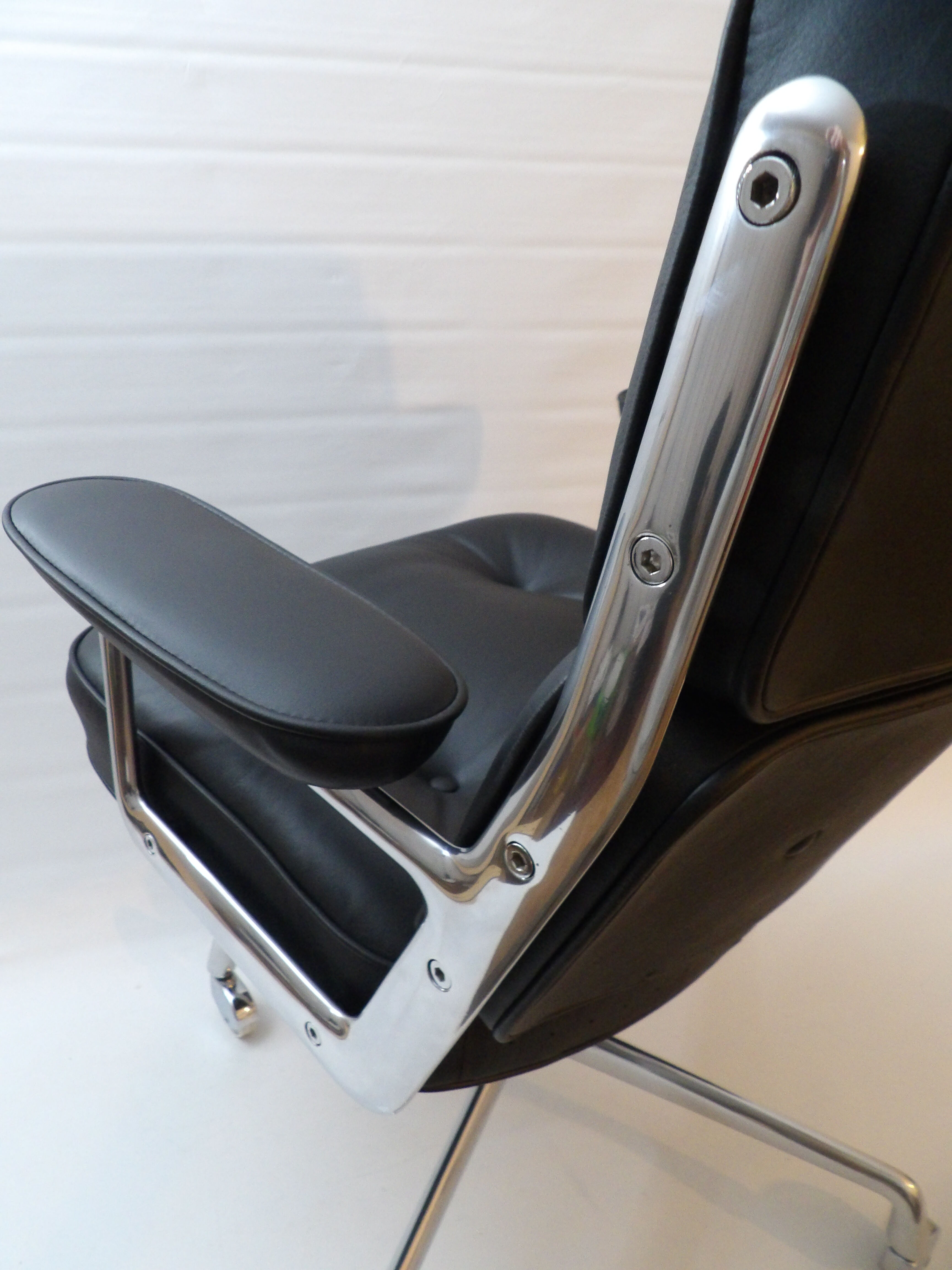 Charles Eames "Time Life" office chair edited by Herman Miller