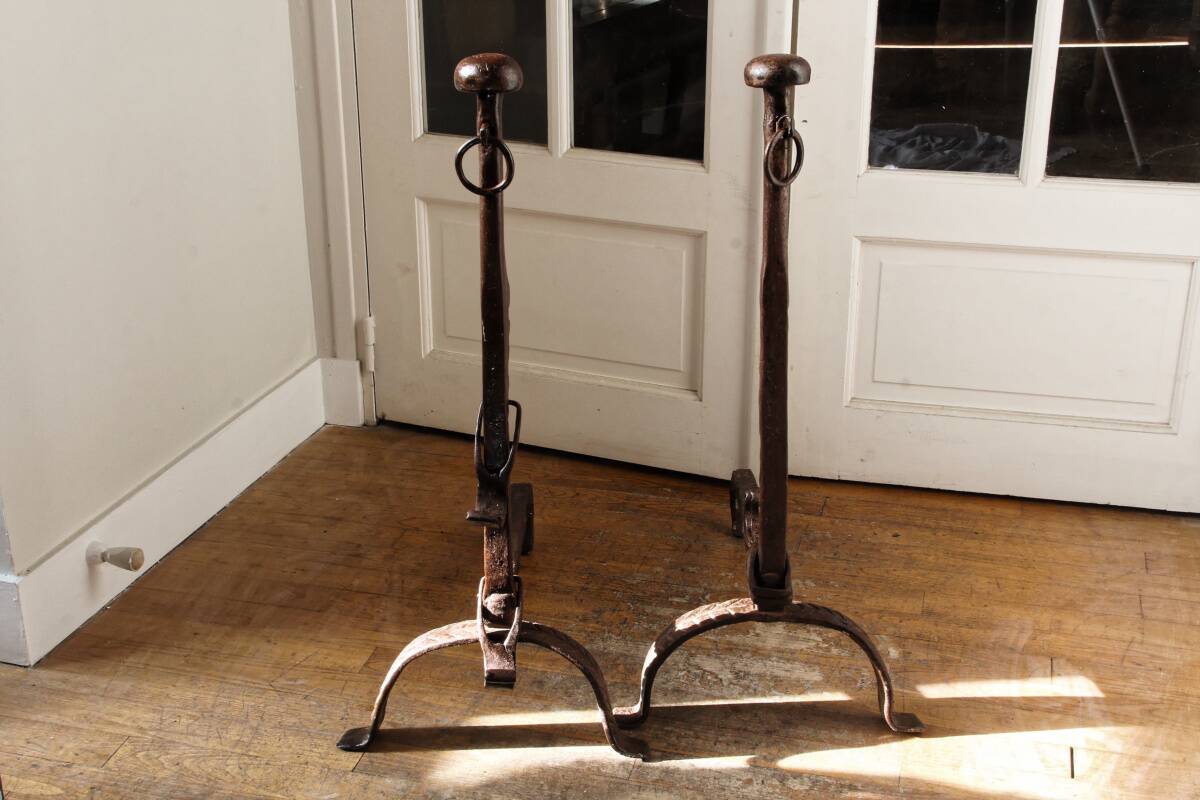 Paire de landiers à crémaillère, 17ème siècle, en fer forgé