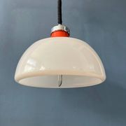Suspension Space Age massive en plexiglas blanc Mid-Century avec capuchon supérieur rouge