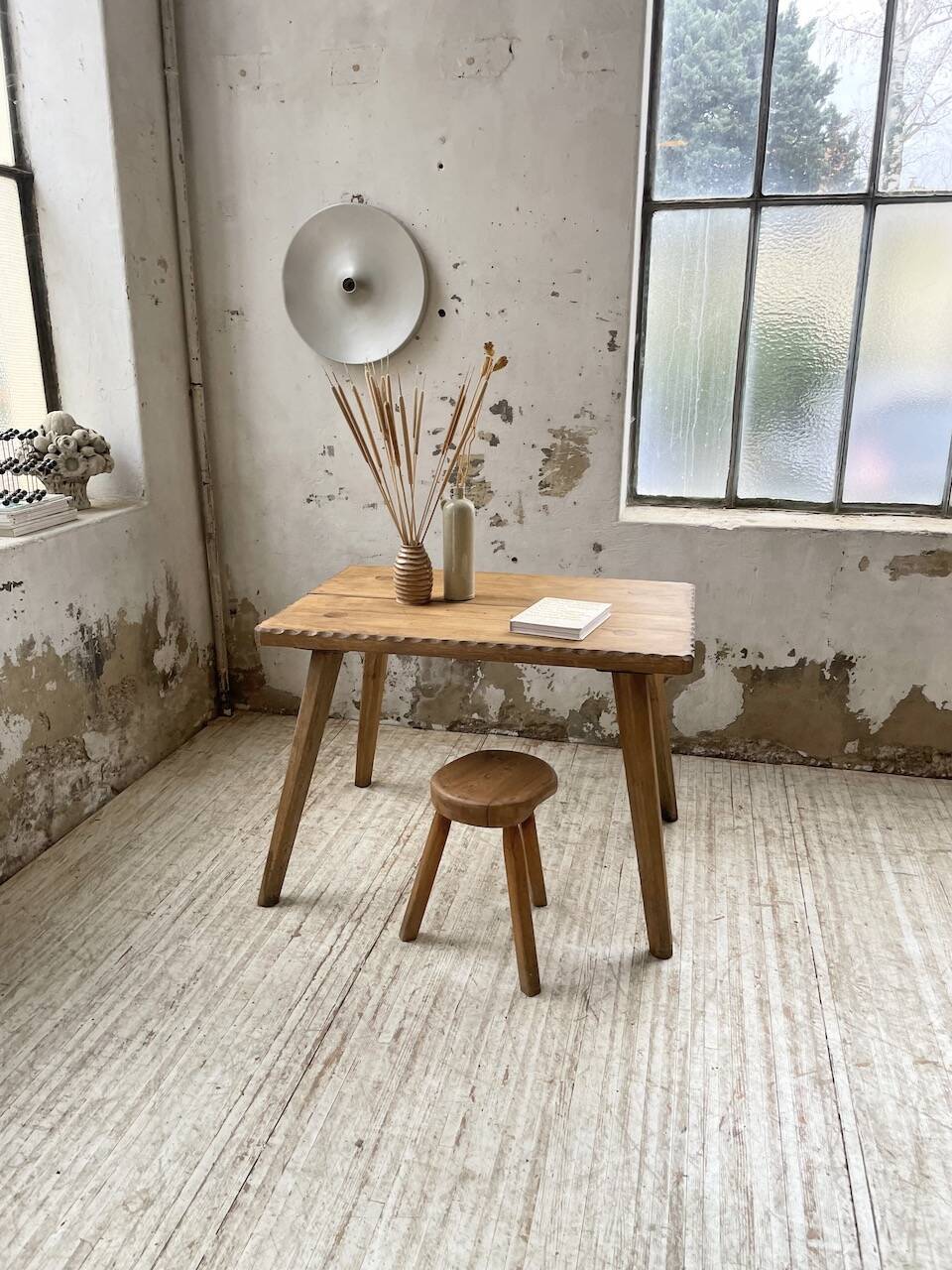 Table brutaliste savoyarde en chêne