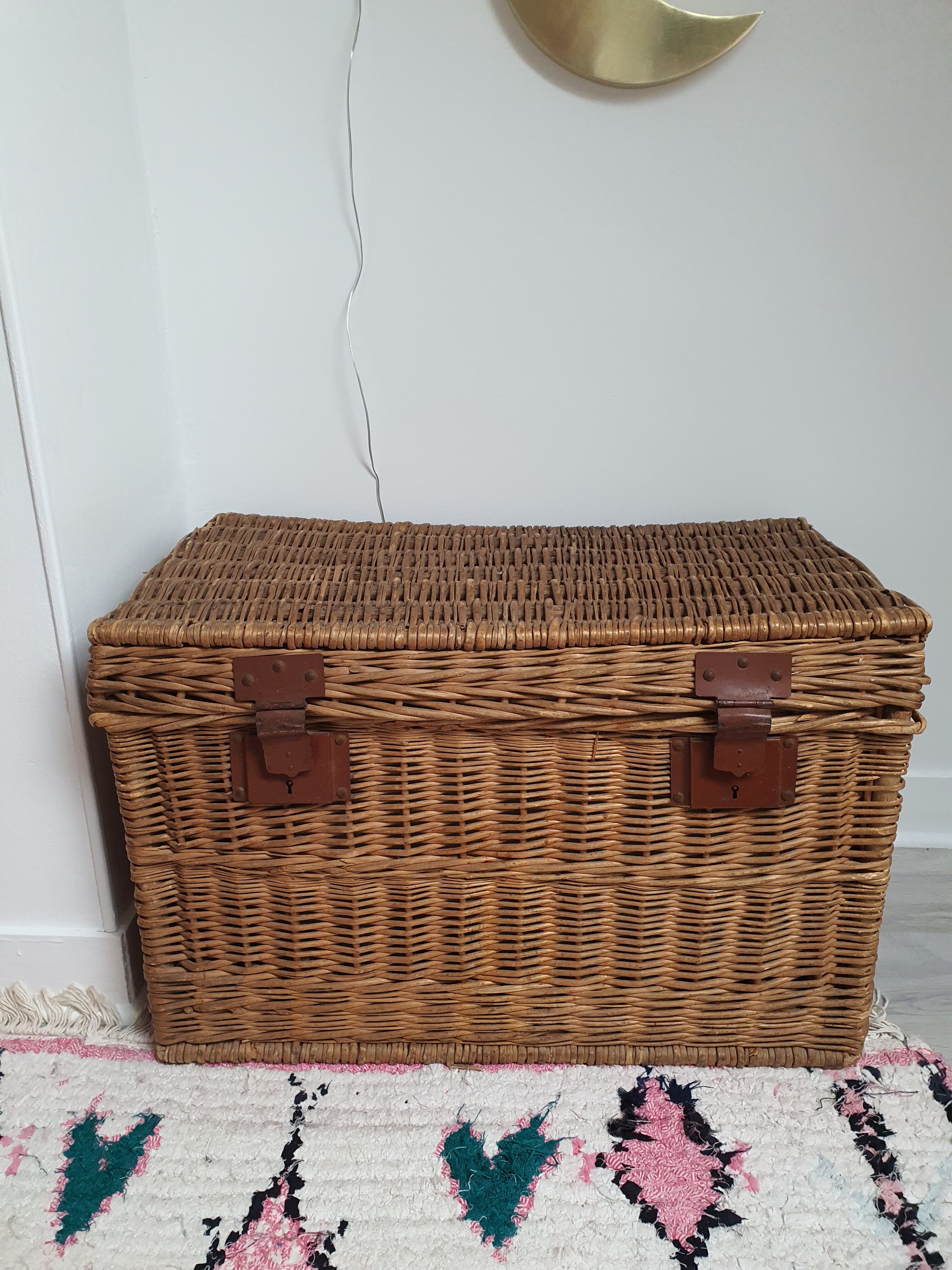 Wicker trunk