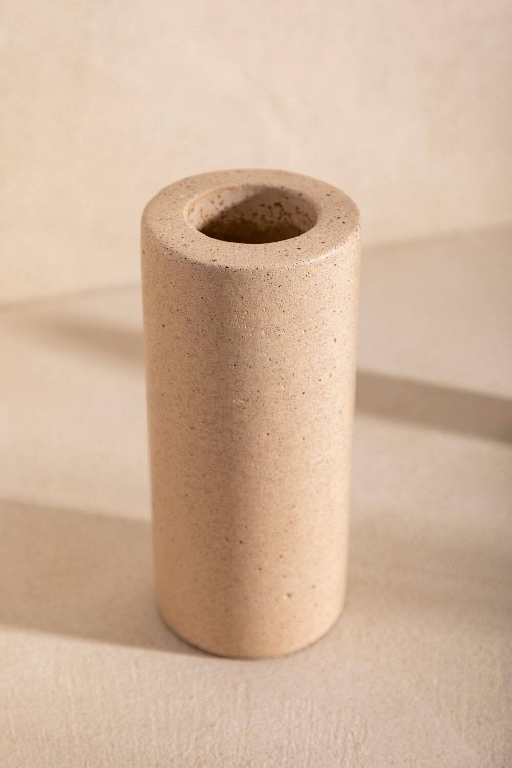 André vase in beige concrete