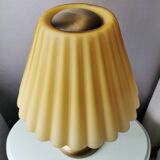 Lampe de table en laiton avec capot en verre plissé années 90