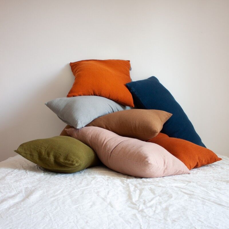 Long cushion in raw tobacco linen
