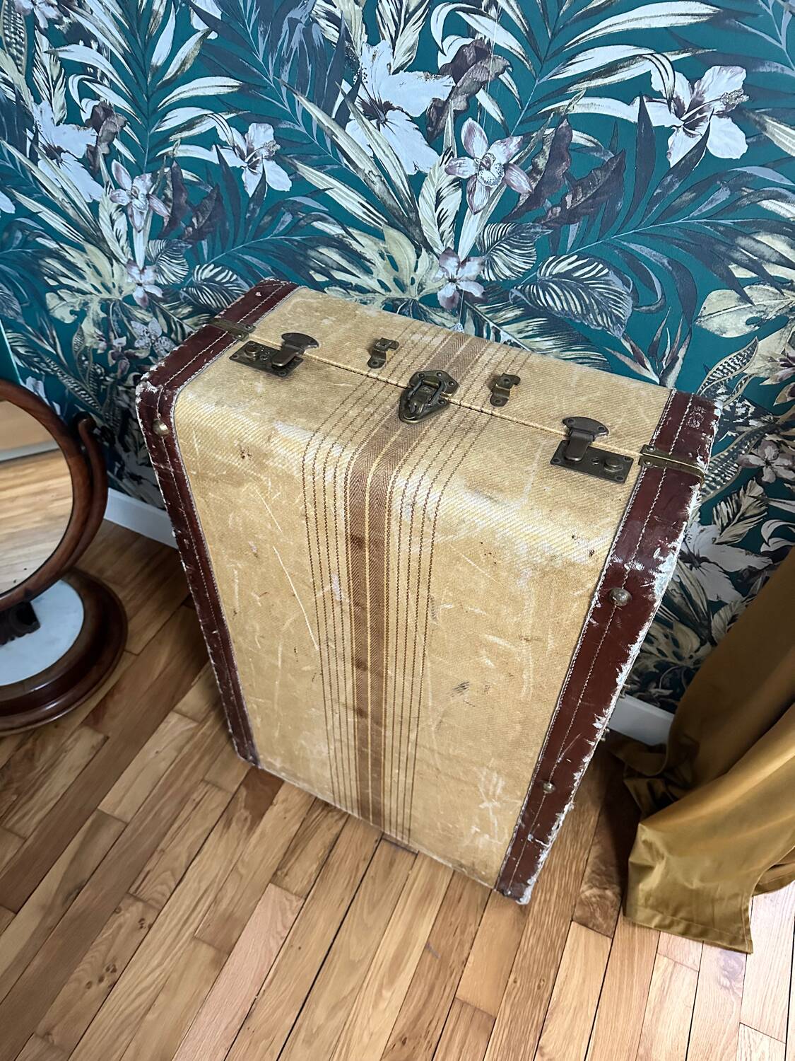 Valise Rigide Vintage En Cuir - Malle Ancienne, Occasion, Origine France, Belle Pièce Décorative